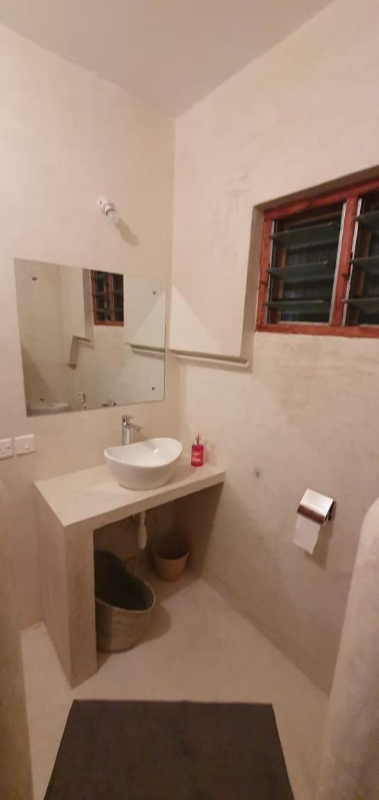 Kaleb'S Beachfront Serviced Studio Apartments Malindi Kültér fotó