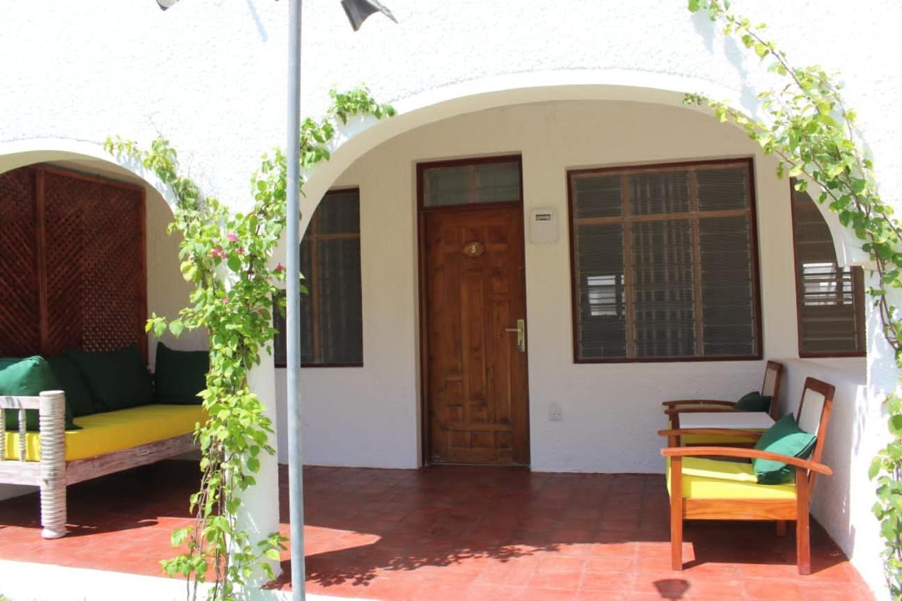 Kaleb'S Beachfront Serviced Studio Apartments Malindi Kültér fotó
