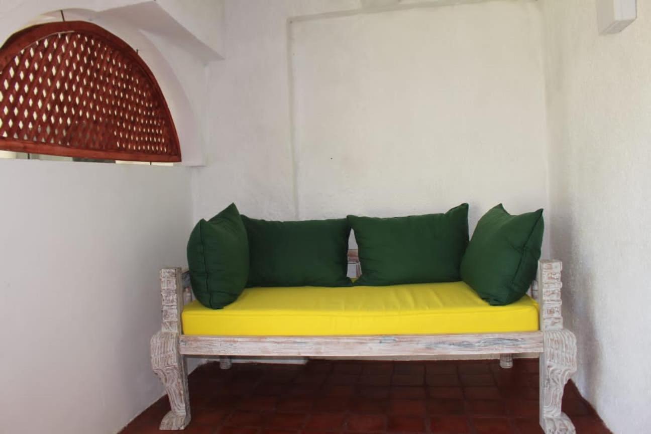 Kaleb'S Beachfront Serviced Studio Apartments Malindi Kültér fotó