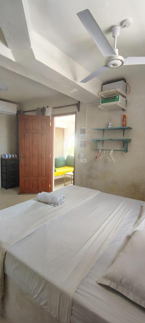 Kaleb'S Beachfront Serviced Studio Apartments Malindi Kültér fotó