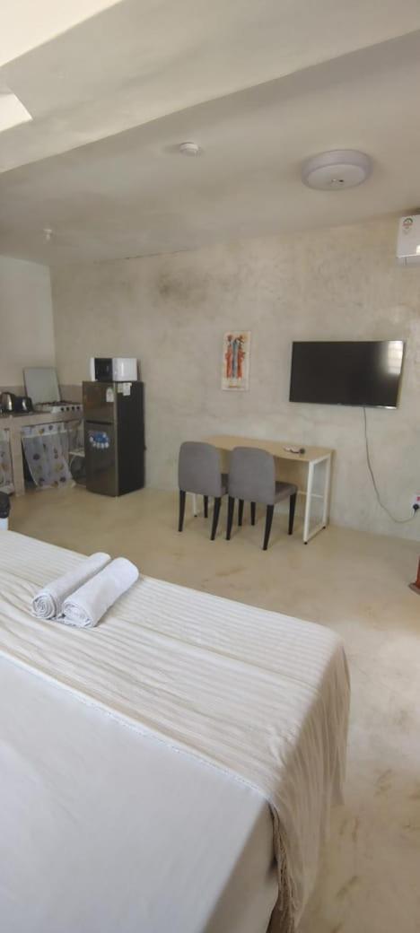 Kaleb'S Beachfront Serviced Studio Apartments Malindi Kültér fotó