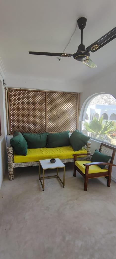 Kaleb'S Beachfront Serviced Studio Apartments Malindi Kültér fotó